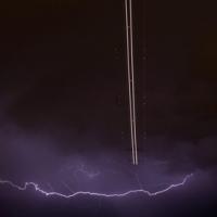 Tin tức trong ngày - Ảnh ấn tượng: Máy bay cất cánh khi sét đánh dọc bầu trời