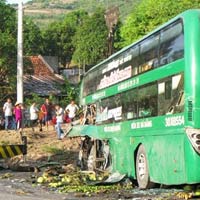 Tin tức trong ngày - Xe khách tông xe tải, 9 người thương vong