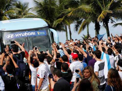 Bên lề Đức-Argentina: Fan nữ cuồng nhiệt trên khán đài - 6