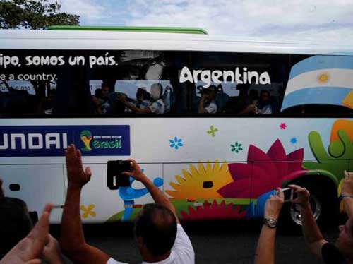 Bên lề Đức-Argentina: Fan nữ cuồng nhiệt trên khán đài - 7