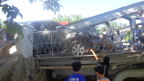 Huế: Nữ tài xế lao thẳng ô tô lên lan can cầu Trường Tiền - 1