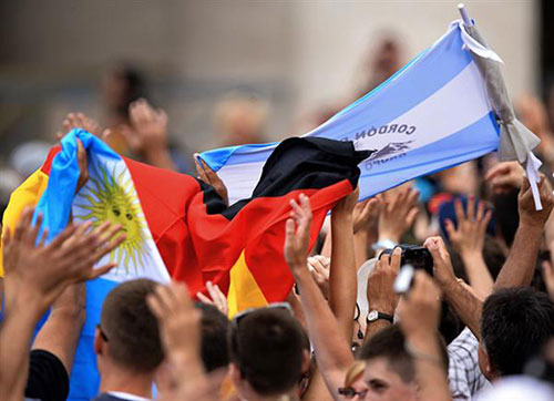 Bên lề Đức-Argentina: Fan nữ cuồng nhiệt trên khán đài - 15