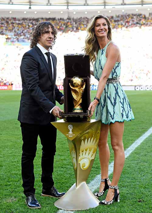 Bên lề Đức-Argentina: Fan nữ cuồng nhiệt trên khán đài - 6