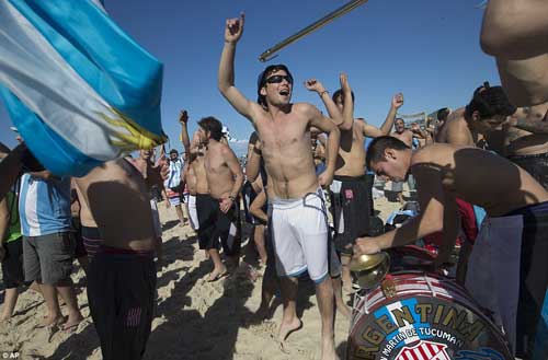 Bên lề Đức-Argentina: Fan nữ cuồng nhiệt trên khán đài - 7