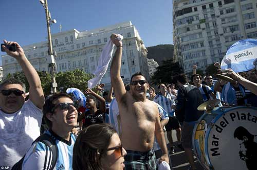 Bên lề Đức-Argentina: Fan nữ cuồng nhiệt trên khán đài - 9