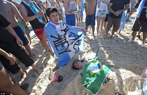 Bên lề Đức-Argentina: Fan nữ cuồng nhiệt trên khán đài - 10