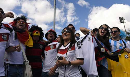 Bên lề Đức-Argentina: Fan nữ cuồng nhiệt trên khán đài - 11