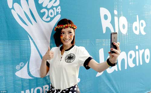 Bên lề Đức-Argentina: Fan nữ cuồng nhiệt trên khán đài - 12