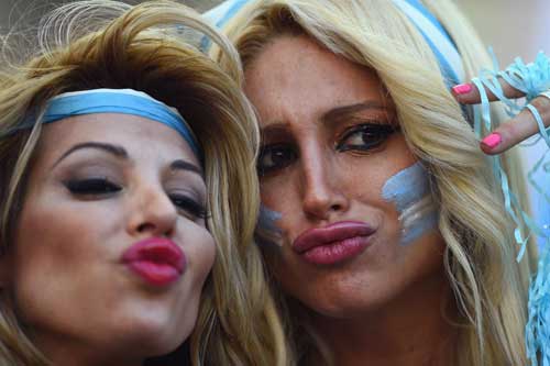 Bên lề Đức-Argentina: Fan nữ cuồng nhiệt trên khán đài - 5