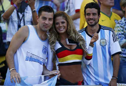 Bên lề Đức-Argentina: Fan nữ cuồng nhiệt trên khán đài - 1