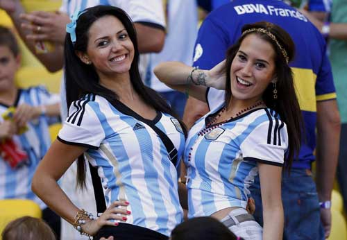 Bên lề Đức-Argentina: Fan nữ cuồng nhiệt trên khán đài - 4