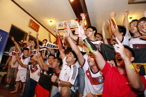 Ngây ngất vì đội Đức, cổ động viên VN oà khóc - 3