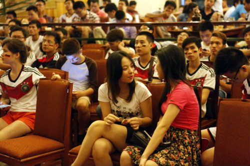 Ngây ngất vì đội Đức, cổ động viên VN oà khóc - 4