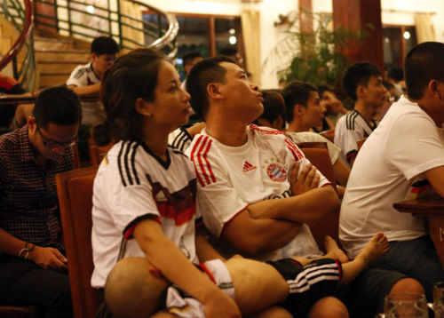 Ngây ngất vì đội Đức, cổ động viên VN oà khóc - 6