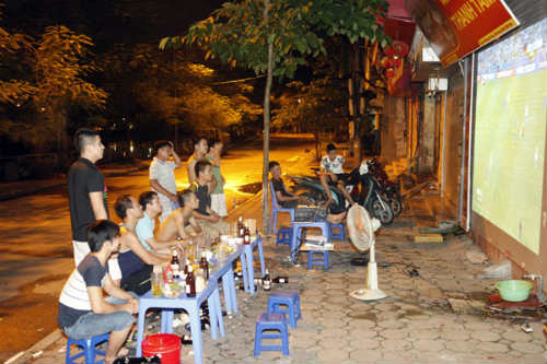 Ngây ngất vì đội Đức, cổ động viên VN oà khóc - 8