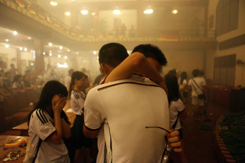 Ngây ngất vì đội Đức, cổ động viên VN oà khóc - 3