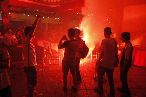 Ngây ngất vì đội Đức, cổ động viên VN oà khóc - 4