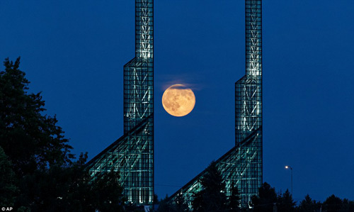 Ngắm “siêu Trăng” tuyệt đẹp trên khắp thế giới - 3