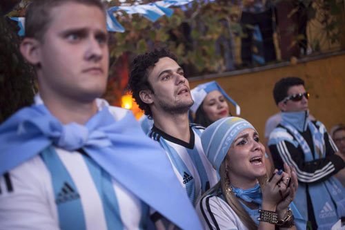 Fan Argentina từ đẫm lệ chuyển sang bạo loạn - 1