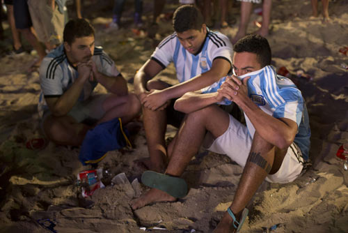 Fan Argentina từ đẫm lệ chuyển sang bạo loạn - 12