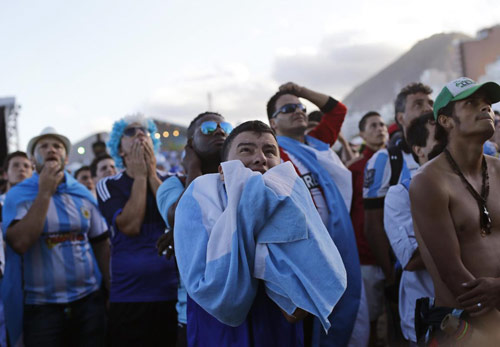 Fan Argentina từ đẫm lệ chuyển sang bạo loạn - 6