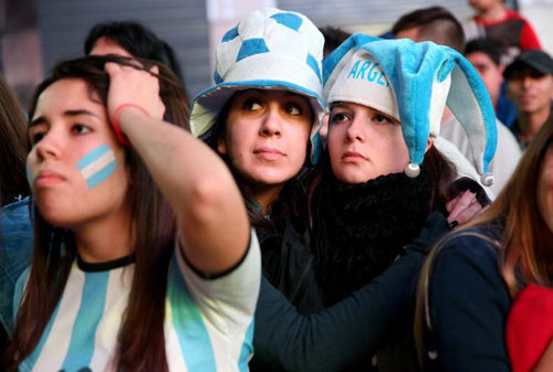 Fan Argentina từ đẫm lệ chuyển sang bạo loạn - 9