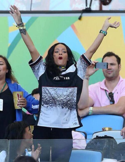 Rihanna khoe ngực mừng bàn thắng của tuyển Đức - 1