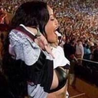 Ca nhạc - MTV - Rihanna khoe ngực mừng bàn thắng của tuyển Đức