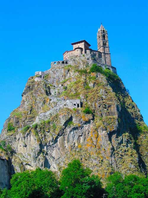 Độc đáo nhà thờ cổ trên đỉnh đá núi của Pháp - 1