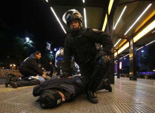 Fan Argentina từ đẫm lệ chuyển sang bạo loạn - 4