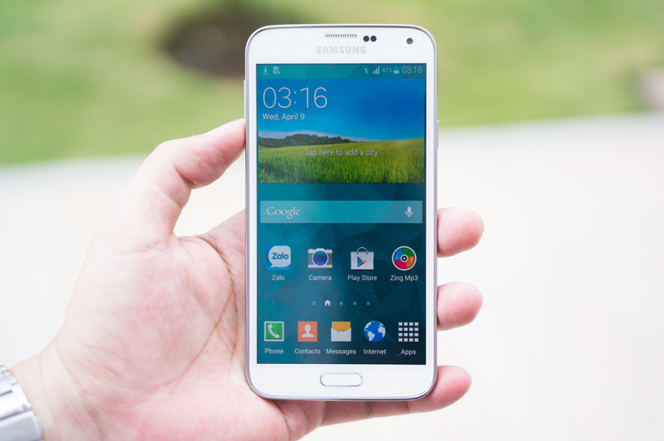 Samsung Galaxy S5

Sản phẩm số 11 mà chúng tôi muốn đề cập đến ở đây đó là chiếc Galaxy S5 với màn hình có cường độ sáng đạt mức 442 nit. Màn hình của máy cho phép người dùng có thể thoải mái dùng ngoài trời và trực tiếp dưới ánh nắng mặt trời.
