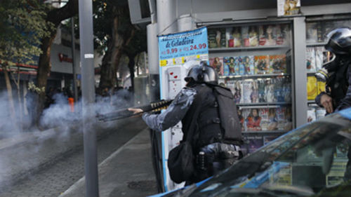 Fan Argentina từ đẫm lệ chuyển sang bạo loạn - 3