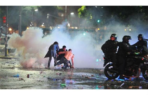 Fan Argentina từ đẫm lệ chuyển sang bạo loạn - 2