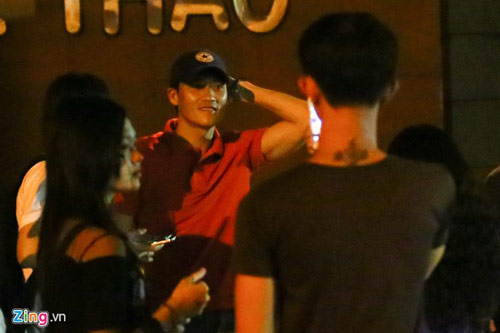 Công Vinh đưa đón Thủy Tiên đi diễn cổ động World Cup - 11