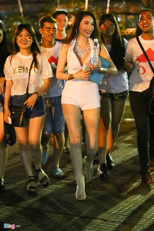 Công Vinh đưa đón Thủy Tiên đi diễn cổ động World Cup - 8