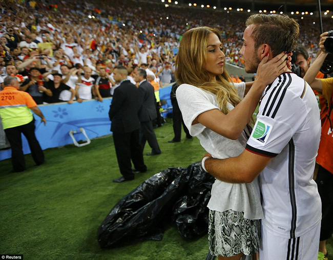 Gotze năm nay 22 tuổi, đang thi đấu cho đội Bayern Munich và đội tuyển quốc gia Đức. Anh được vinh danh là người hùng của “cỗ xe tăng” Đức khi ghi bàn thắng duy nhất giúp Đức đăng quang ngôi vô địch World Cup. Brommel đã luôn theo sát đội bóng của người tình trong suốt giải đấu World Cup tại Brazil.
