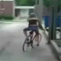 Video Clip Cười - Clip muôn kiểu tai nạn khi đi xe của phụ nữ