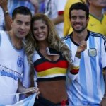 Bóng đá - Bên lề Đức-Argentina: Fan nữ cuồng nhiệt trên khán đài