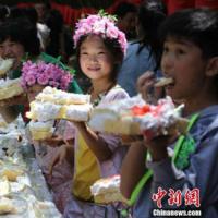 Phi thường - kỳ quặc - Bánh sinh nhật khổng lồ dài 60 mét ở TQ
