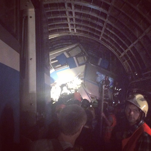 Nga: Tàu điện ngầm trật bánh, 130 người thương vong - 1