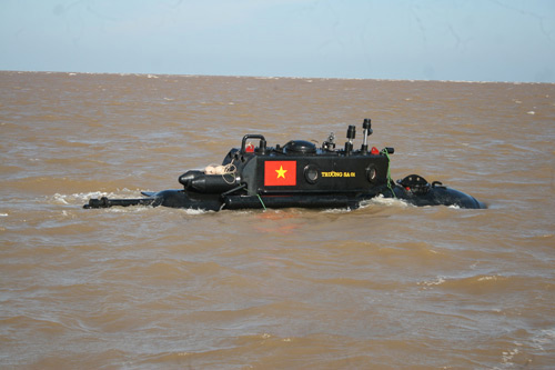 Tàu ngầm Trường Sa thử nghiệm dịp bão Rammansun đổ bộ - 1