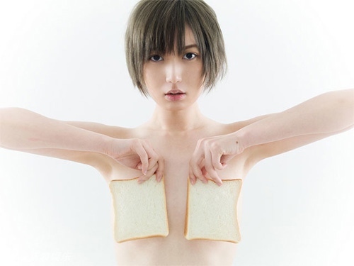 Nữ ca sỹ Nhật hững hờ che ngực bằng bánh mì - 1