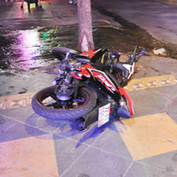 Tin tức trong ngày - Chân nam thanh niên gãy, vắt chéo lên bụng sau tai nạn