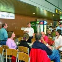 Thị trường - Tiêu dùng - Sân bay Tân Sơn Nhất bán trà đá 5.000 đồng/ly