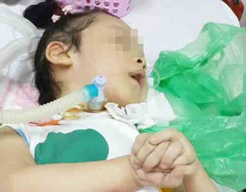 Con mắc bệnh teo cơ tủy sống, bố mẹ nhìn con chết dần - 1