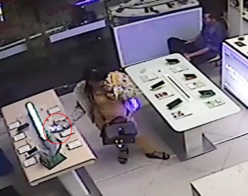Nữ khách trộm smartphone trước mặt nhân viên bảo vệ - 1