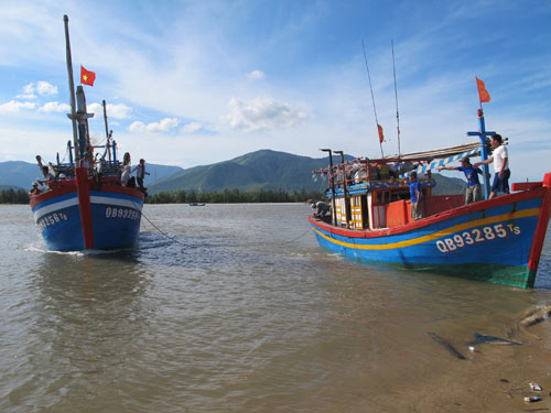 13  ngư dân bị Trung Quốc bắt giữ đã về nước an toàn - 1