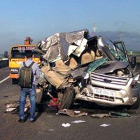 Tin tức trong ngày - Xe khách tông xe tải trên cao tốc, 8 người thương vong