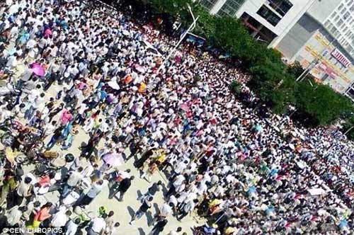 TQ: Hàng nghìn người xem xử cảnh sát hiếp dâm hàng loạt - 1