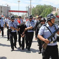 Tin tức trong ngày - TQ: Hàng nghìn người xem xử cảnh sát hiếp dâm hàng loạt